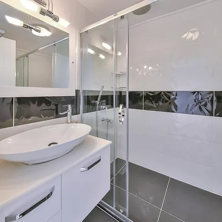 Sleeps 12 With Pool Air Con And Wifi Vila *