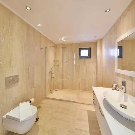 Vila Sleeps 12 With Pool Air Con And Wifi *