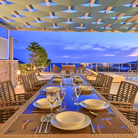 Βίλα Sleeps 12 With Pool Air Con And Wifi Καλκάν