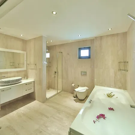Sleeps 12 With Pool Air Con And Wifi Βίλα *